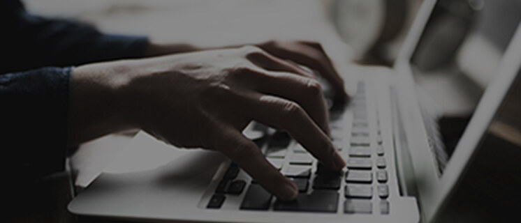 社内の情報を調べる担当者のイメージ