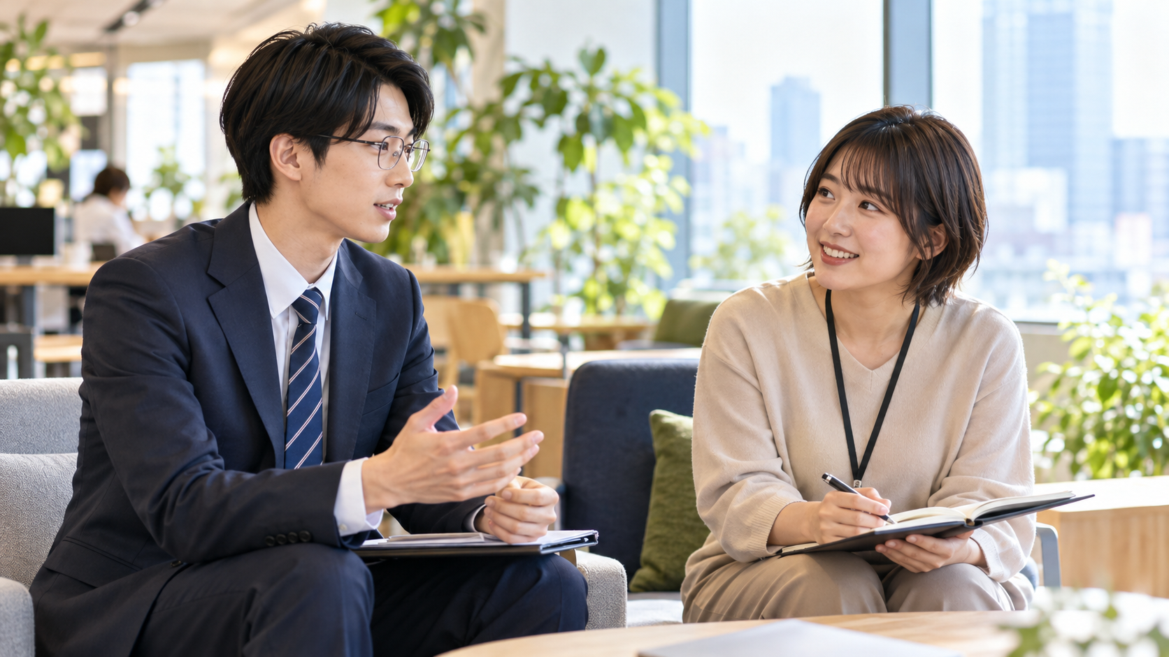 20代前半の応募者が先輩社員に不安や疑問を相談する様子