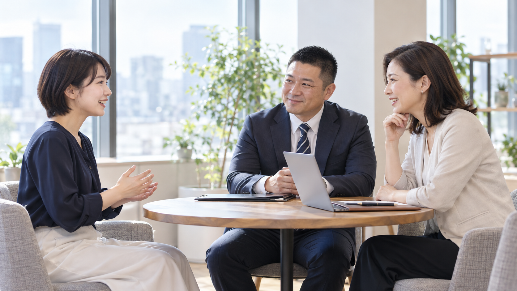 20代前半の応募者が和やかな雰囲気で面接を受ける様子