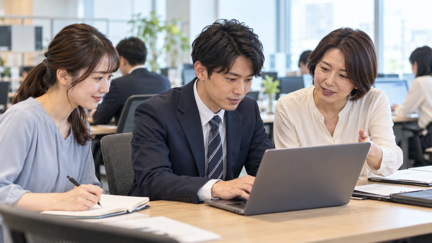 先輩と一緒に手を動かし、できることを増やしていく若手の情景