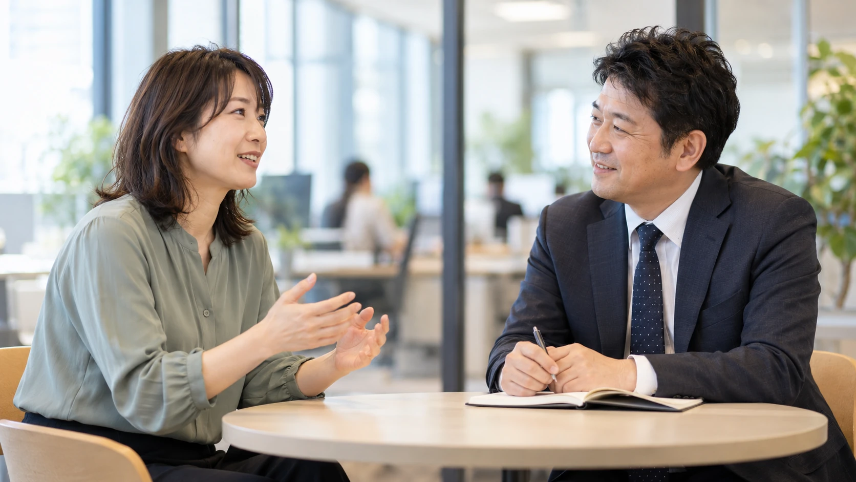 仕事や成長について、仲間同士で率直に話すインタビューの情景