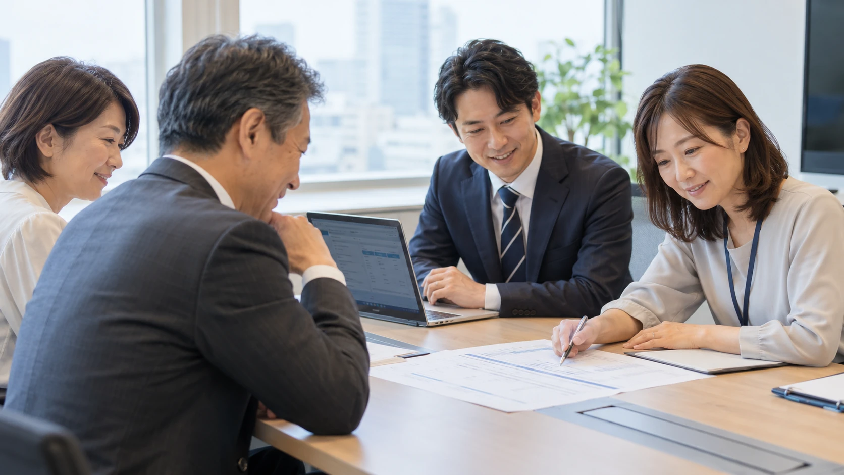 完成した仕組みをお客様と確かめ、信頼と成果を分かち合う情景