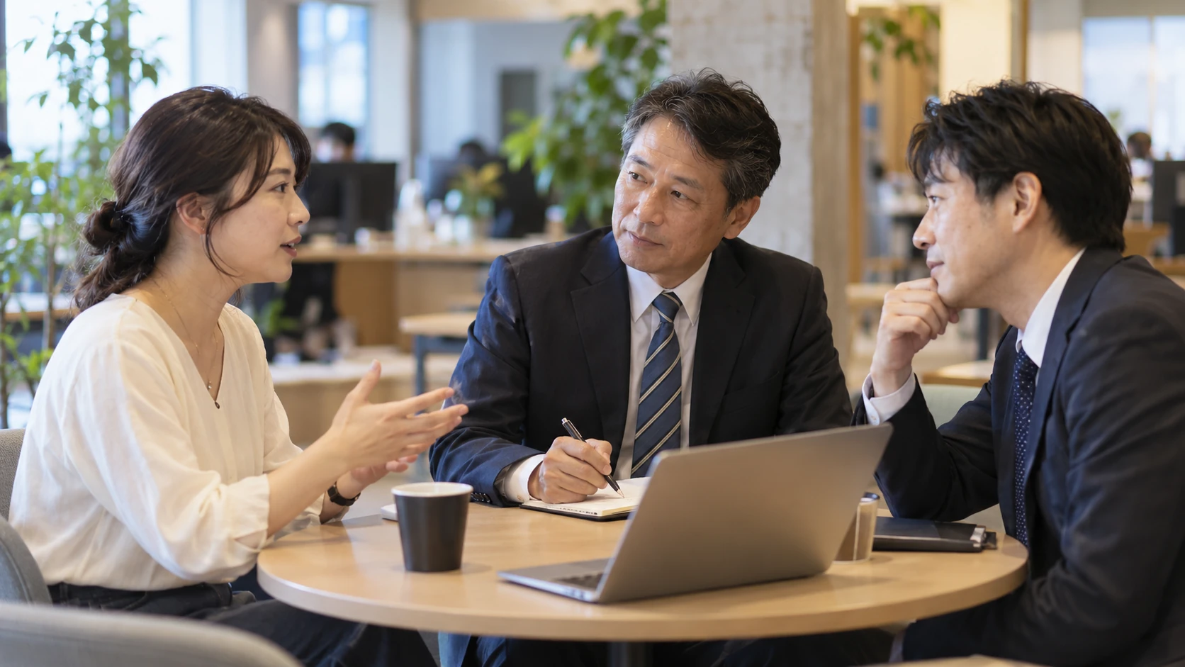 社員の本音や気づきを、上司と仲間が丁寧に聞く情景
