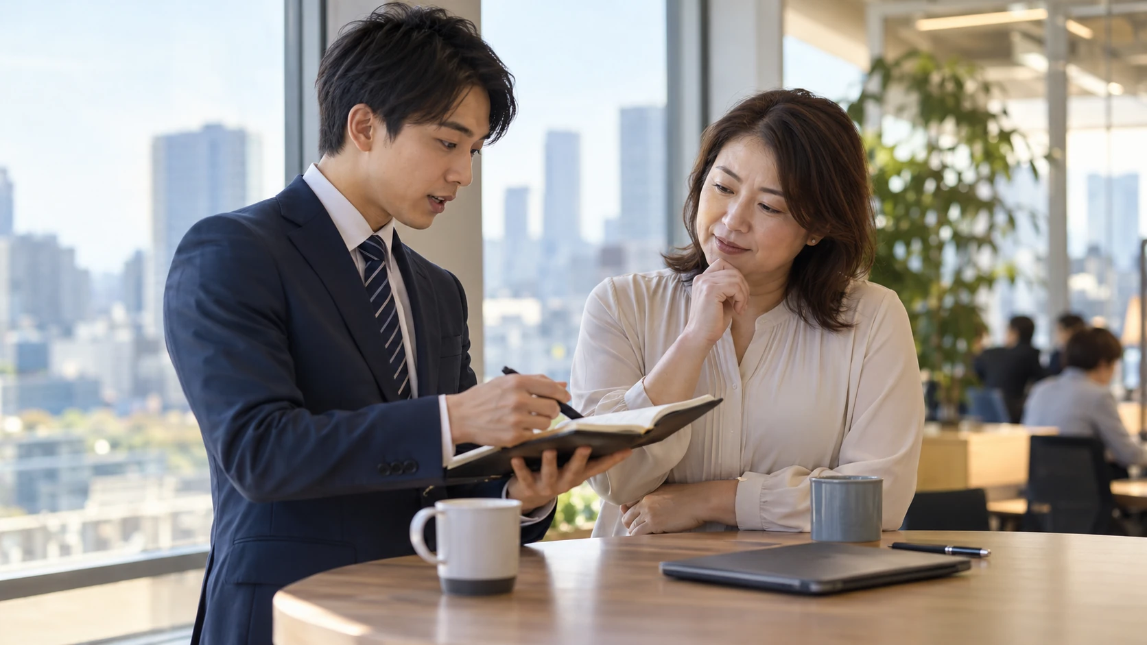 分からないところを先輩に相談し、次の進め方を振り返る情景