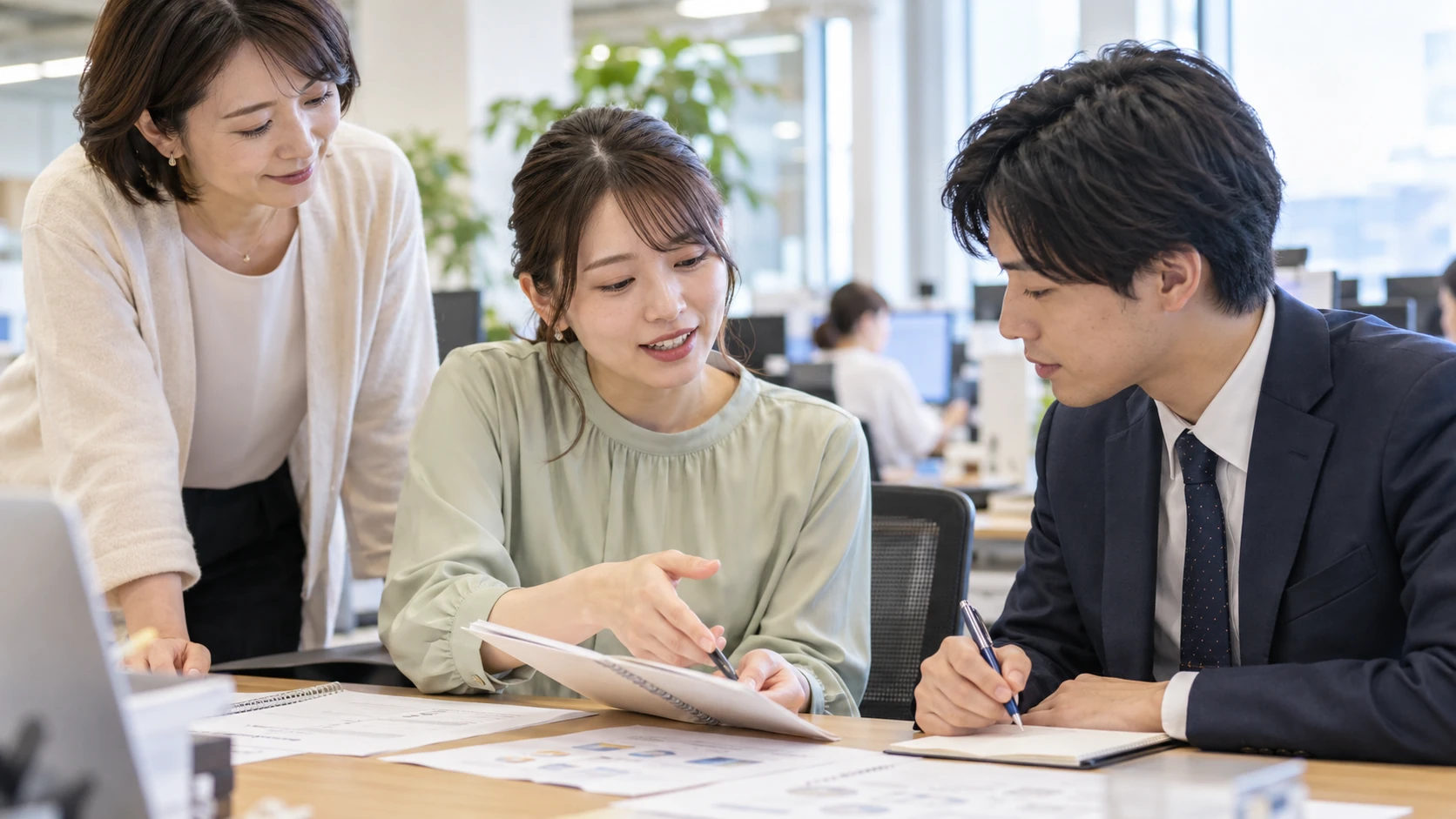 学んでできるようになった仕事を、今度は別の仲間へ伝える情景