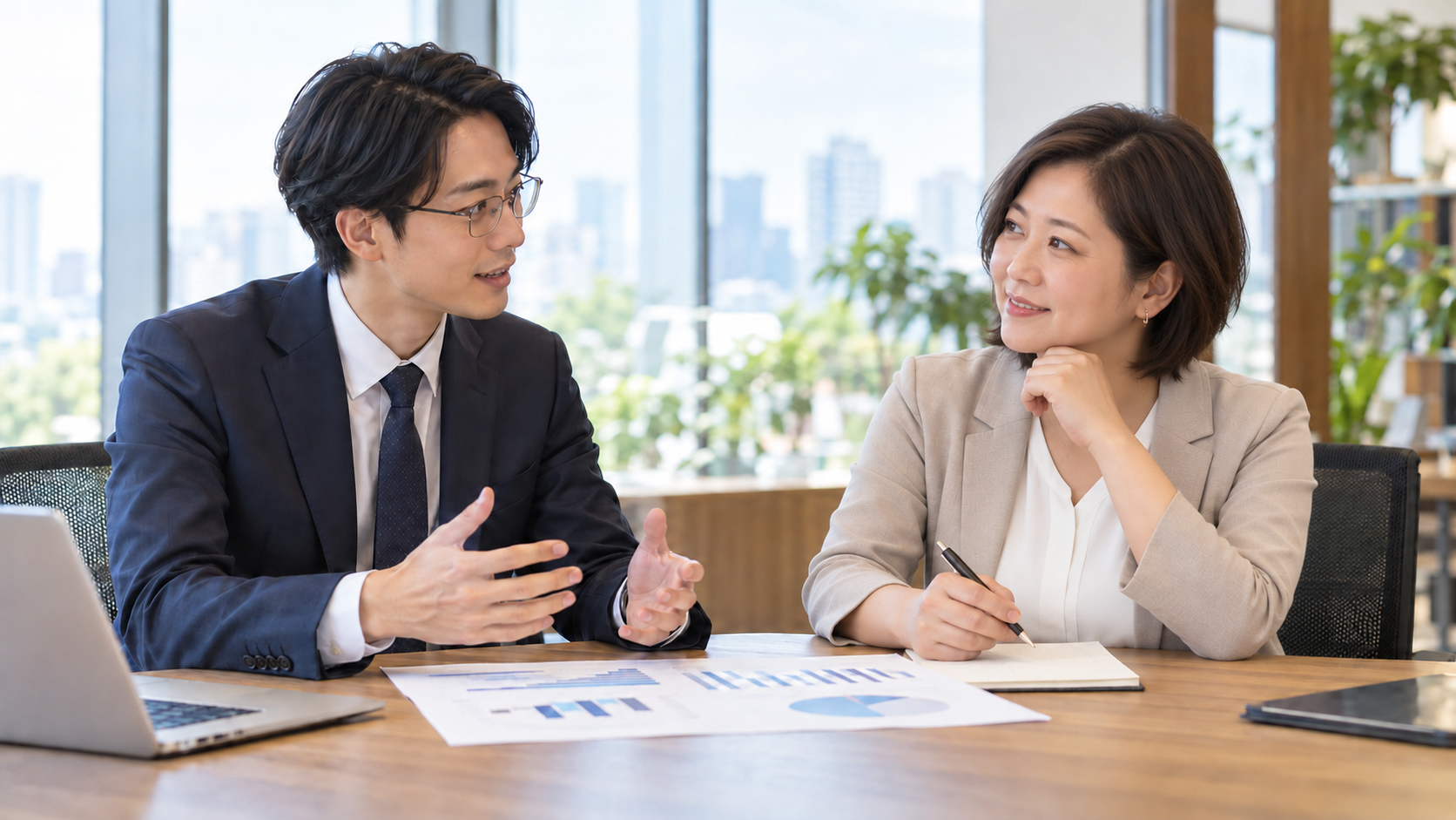 30代のエンジニアと40代の管理職がキャリアや評価について面談する様子