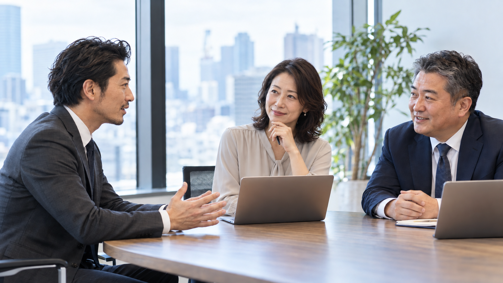 30代から40代の経験者が対話を重視した面接を受ける様子
