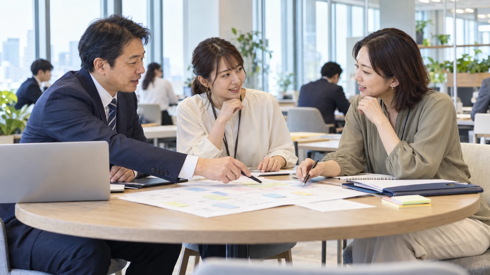 プロジェクトマネージャーと技術者がお客様の話を聞き、実現方法を一緒に考える情景