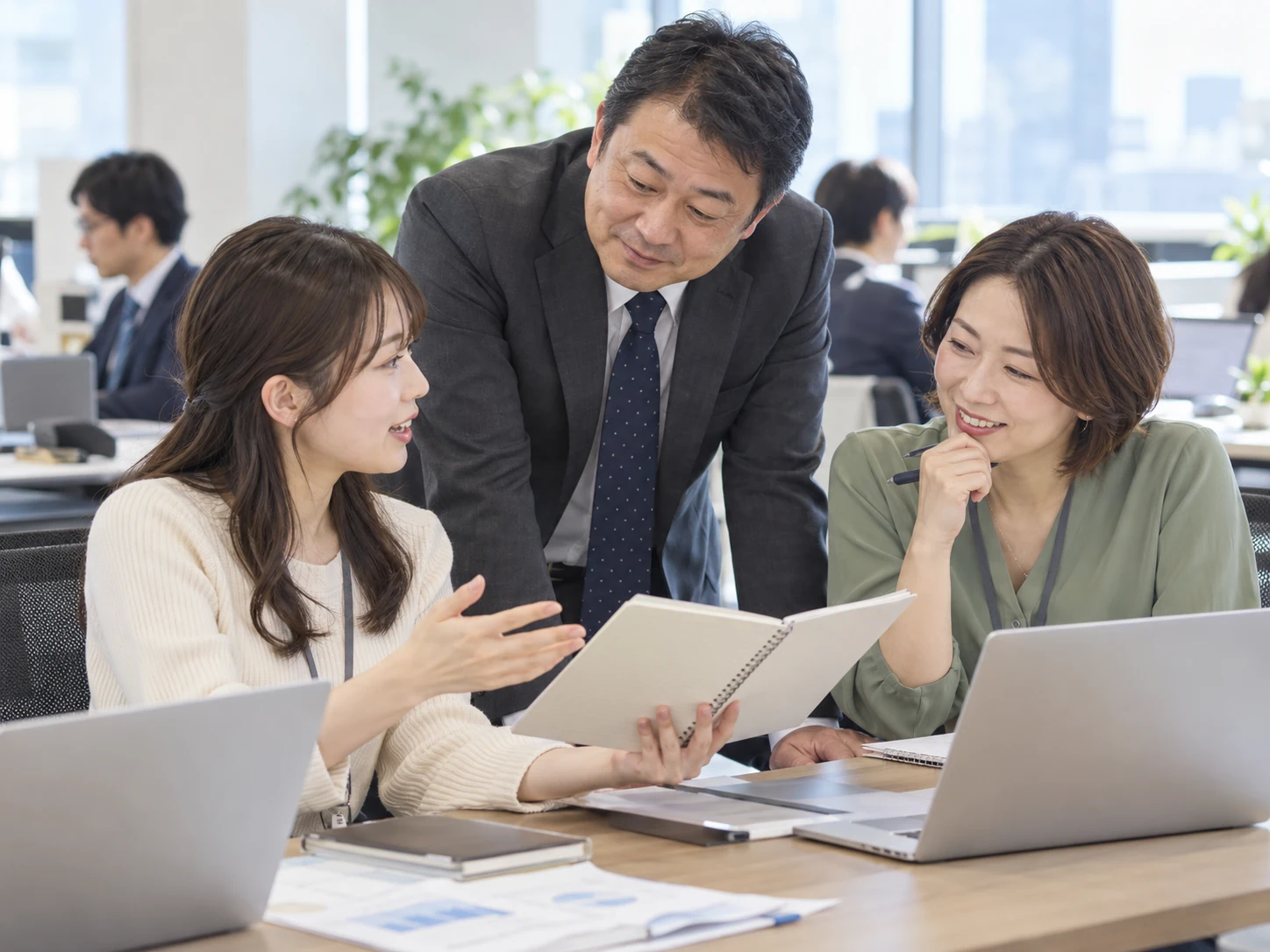 管理者が仲間の提案に耳を傾け、次の挑戦を一緒に考える情景