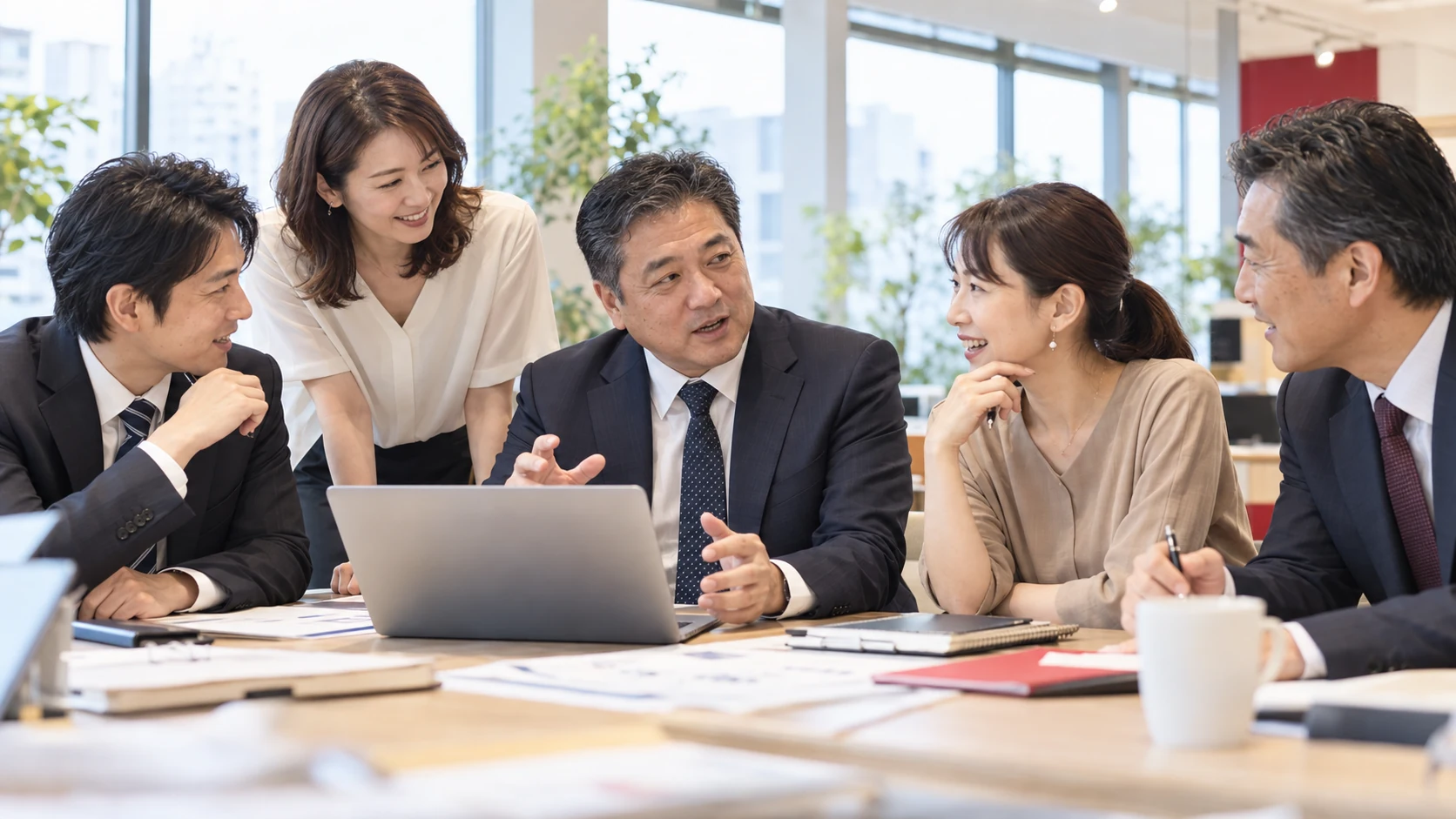 経験も世代も異なる仲間が、新しいシステムのアイデアを出し合う活気ある打ち合わせ