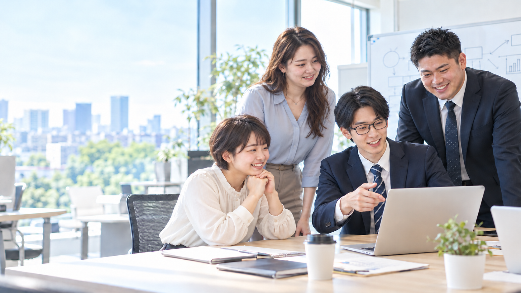 20代前半のメンバーが笑顔でIT研修に取り組む様子