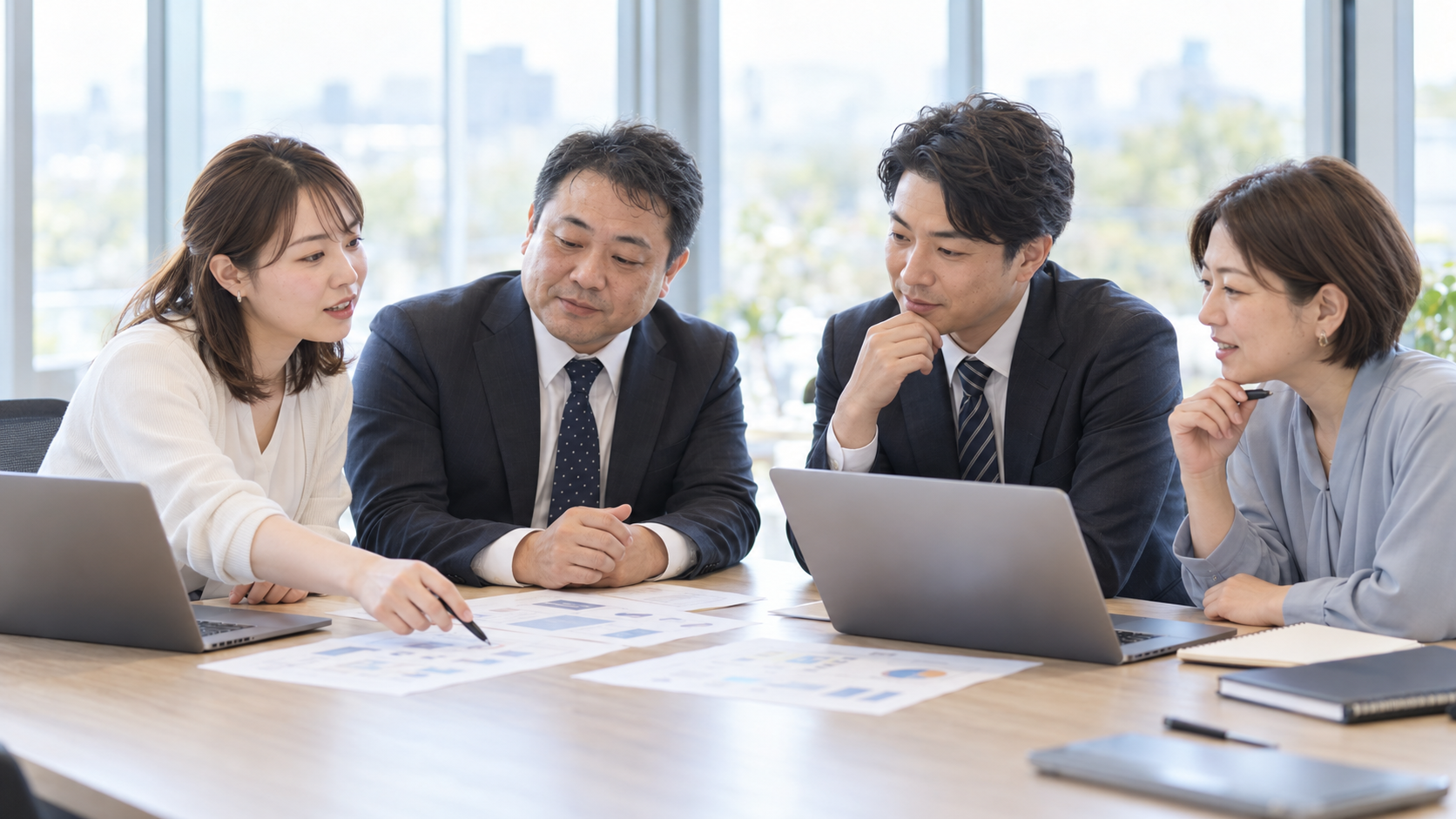 お客様と業務の改善案を話し合う営業の情景